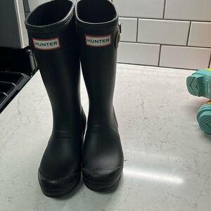 Hunter boots for children. Navy and size questionable (see picture).